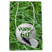 Golfball im Gras 60. Geburtstag Mittlere Geschenkt Geschenktüte (Vorderseite)