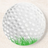 Golfball im Gras Getränkeuntersetzer (Vorne)