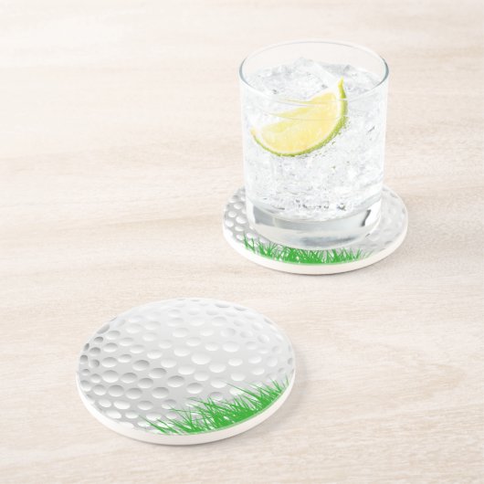 Golfball im Gras Getränkeuntersetzer (Seite)