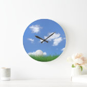 Golfball im Gras Große Wanduhr (Zuhause)