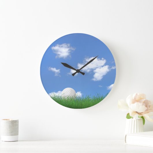 Golfball im Gras Große Wanduhr (Zuhause)