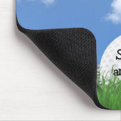 Golfball im Gras mit Club Mousepad (Ecke)