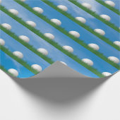 Golfball im Gras mit Himmel Geschenkpapier (Ecke)