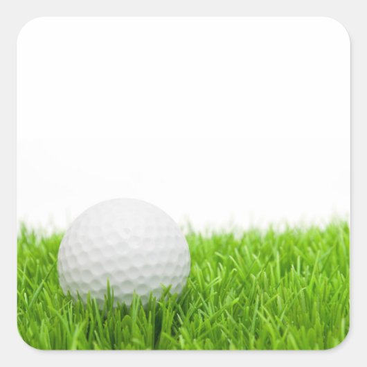 Golfball im Gras Quadratischer Aufkleber (Vorderseite)