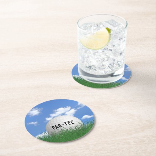 Golfball im Gras Runder Pappuntersetzer (Vor Ort)