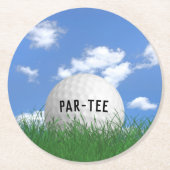 Golfball im Gras Runder Pappuntersetzer (Vorderseite)