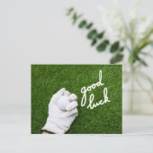 Golfball in der Hand mit VIEL GLÜCK Wort auf Grün Postkarte (Stehend Vorderseite)