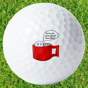 Golfball in heißer Schokolade mit Marshmallows