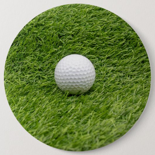 Golfball ist auf dem grünen Rasen Golf-Marker Button (Vorderseite)