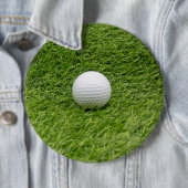 Golfball ist auf dem grünen Rasen Golf-Marker Button (Beispiel)