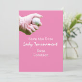 Golfball ist in Dame Golfer Hand auf Rosa Einladung (Stehend Vorderseite)