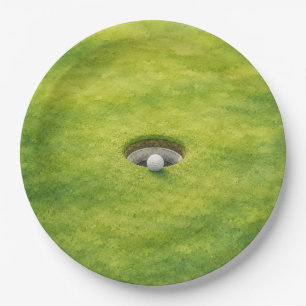 Golfball liegt neben dem Loch auf dem Putting Gree Pappteller