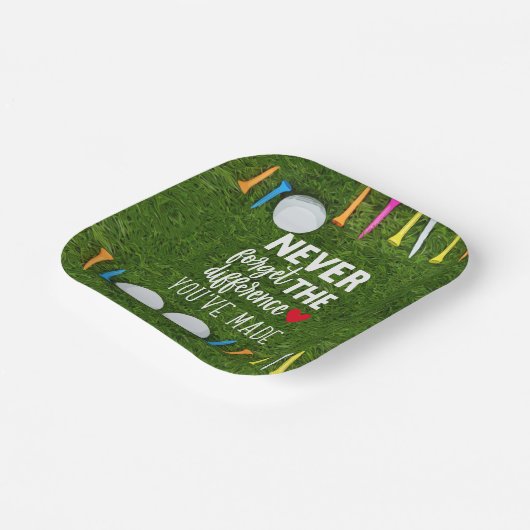 Golfball mit Abschlag auf grünes Happy Retirement Pappteller (Gewinkelt)