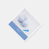 Golfball mit blauen und weißen T-Shirts auf weißem Serviette (Ecke)