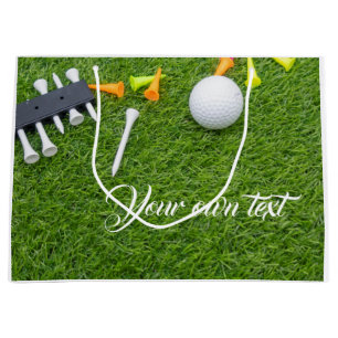 Golfball mit bunten T-Shirts auf grünem Gras Große Geschenktüte