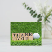 Golfball mit Dankeschön Wort auf grünem Gras Postkarte (Stehend Vorderseite)