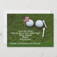 Golfball mit der Flagge Amerikas auf grünem Gras