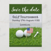 Golfball mit der Flagge Amerikas auf grünem Gras