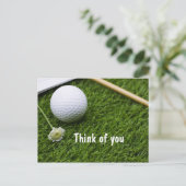 Golfball mit einer kleinen Blume auf Gras denken S Postkarte (Stehend Vorderseite)