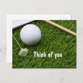 Golfball mit einer kleinen Blume auf Gras denken S Postkarte (Vorne/Hinten)