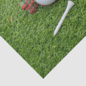 Golfball mit Geschenken auf grünem Weihnachten Seidenpapier (Detail)