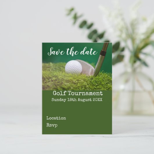 Golfball mit Golfclub Save the Date auf Grün Ankündigungspostkarte (Stehend Vorderseite)