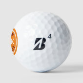 Golfball mit Golfernamen und orangefarbenen Initia (Logo)