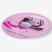 Golfball mit Golfwagen und rosa Tee auf Rosa Pappteller (Schrägansicht)