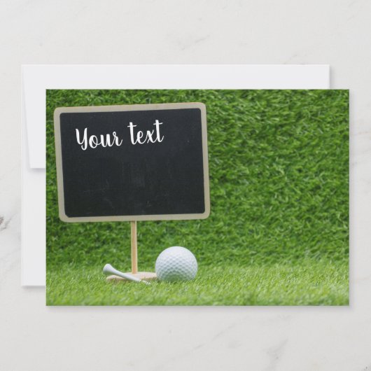 Golfball mit leerem Kreidebrett auf grünem Gras Einladung (Vorderseite)
