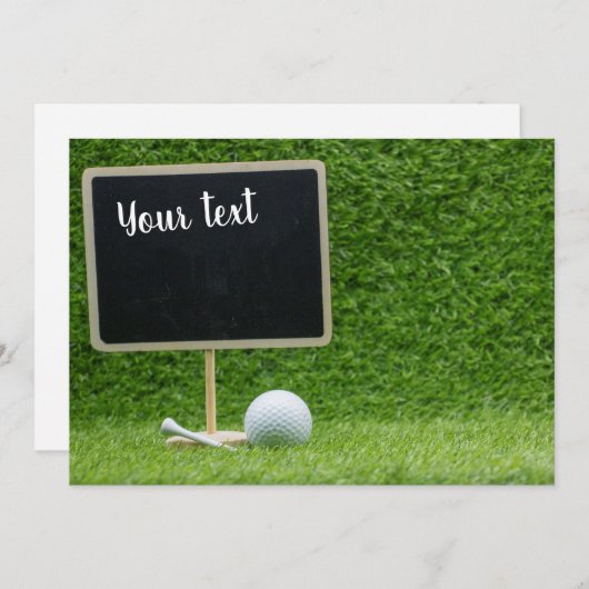 Golfball mit leerem Kreidebrett auf grünem Gras Einladung (Vorne/Hinten)