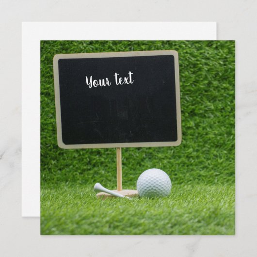 Golfball mit leerer Tafel auf grünem Gras (Vorne/Hinten)