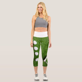 Golfball mit Putter auf grünem Gras Capri Leggings