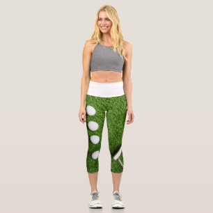 Golfball mit Putter auf grünem Gras Capri Leggings