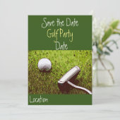 Golfball mit Putter auf grünem Gras Einladung (Stehend Vorderseite)