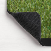 Golfball mit Putter auf grünem Rasen Golf Mousepad (Ecke)