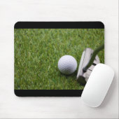 Golfball mit Putter auf grünem Rasen Golf Mousepad (Mit Mouse)