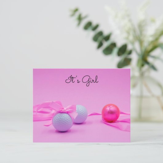 Golfball mit rosa Band auf rosa Unterlage Postkarte (Stehend Vorderseite)