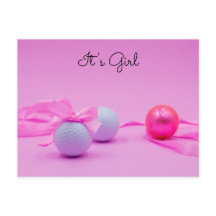 Golfball mit rosa Band auf rosa Unterlage