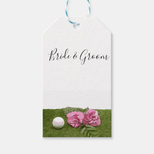 Golfball mit rosafarbener Nelke Blume auf Grün Geschenkanhänger (Vorderseite)