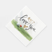 Golfball mit rotem Herz-Tee auf grünem Gras Serviette (Ecke)