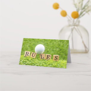 Golfball mit RULES auf grünem Gras Platzkarte