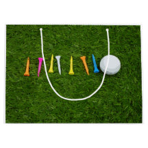 Golfball mit T-Shirts auf grünem Rasen