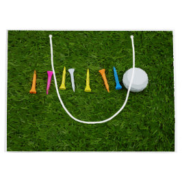 Golfball mit T-Shirts auf grünem Rasen Große Geschenktüte