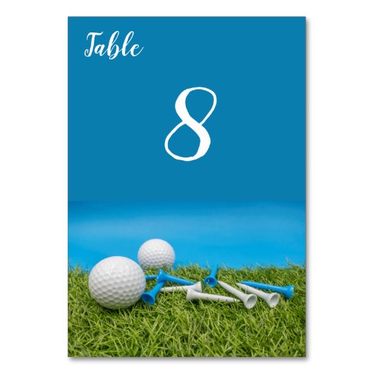 Golfball mit T-Shirts ist auf Gras und blau Tischnummer (Vorderseite)
