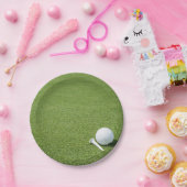 Golfball mit Tee auf grünem Gras Golferparty Pappteller (Party)