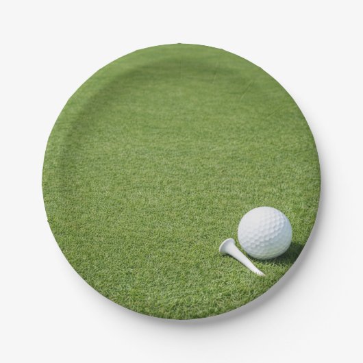 Golfball mit Tee auf grünem Gras Golferparty Pappteller (Vorderseite)