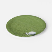Golfball mit Tee auf grünem Gras Golferparty Pappteller (Schrägansicht)