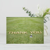 Golfball mit Text Danke auf grünem Gras (Stehend Vorderseite)