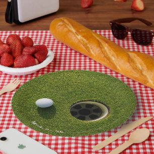 Golfball neben Loch auf grünem Gras Golfplatz  Pappteller