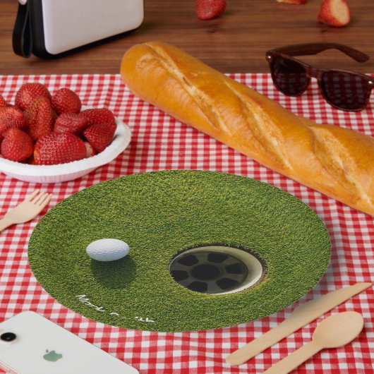 Golfball neben Loch auf grünem Gras Golfplatz  Pappteller (Picknick)